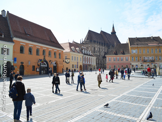 Brasov oras centru Piata Sfatului spre Biserica Neagra